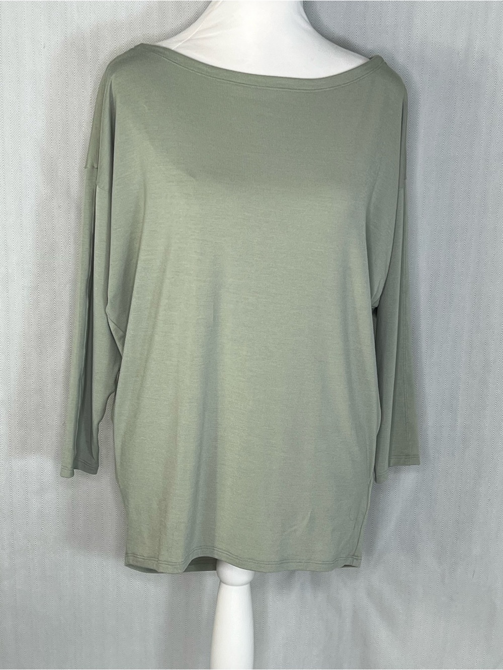Athleta Top Olive Green Boat Neck 3/4 Dolman Sleeves V Cut Out Back Pleat XS
